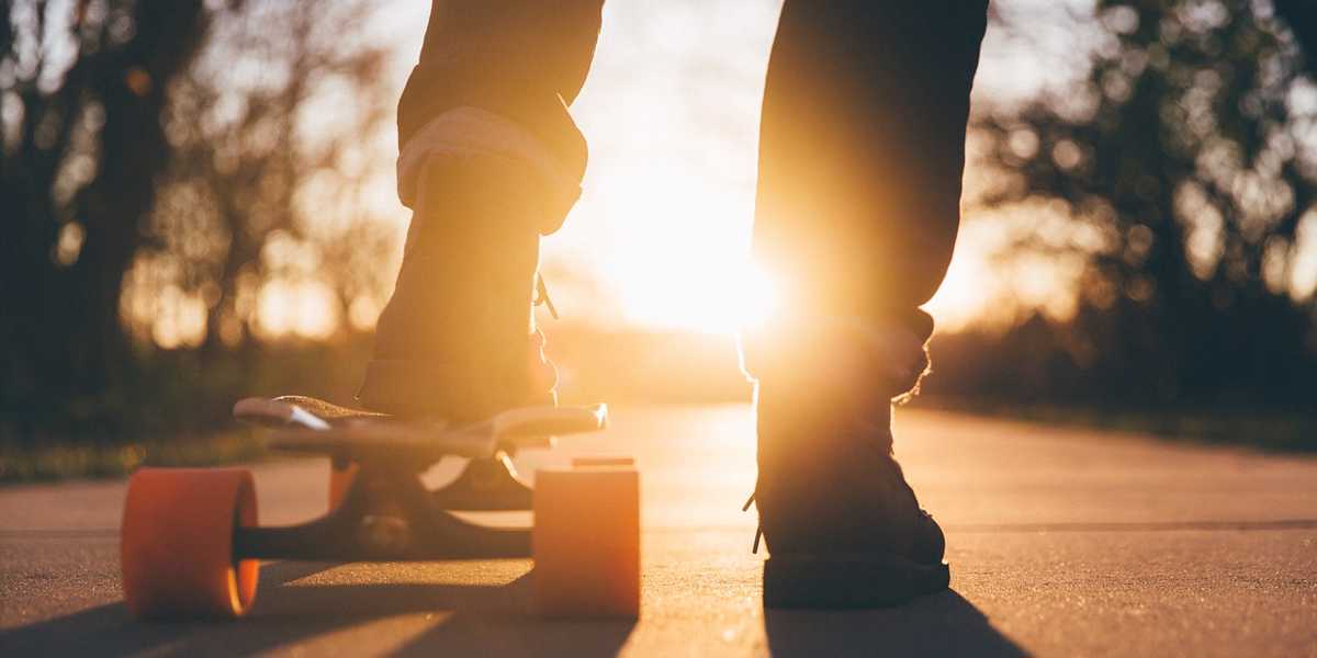 Pojke på skateboard