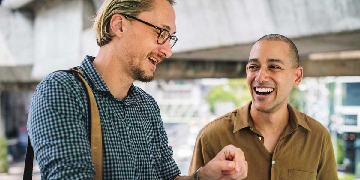 Två män som står och pratar